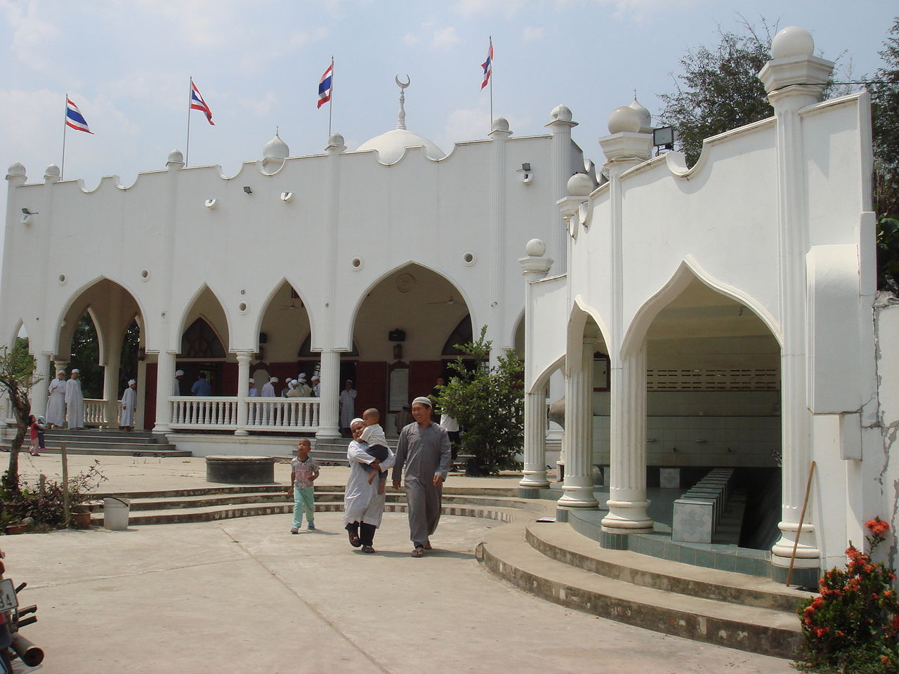 Sebuah Negara dengan Masjid di Samping Gereja