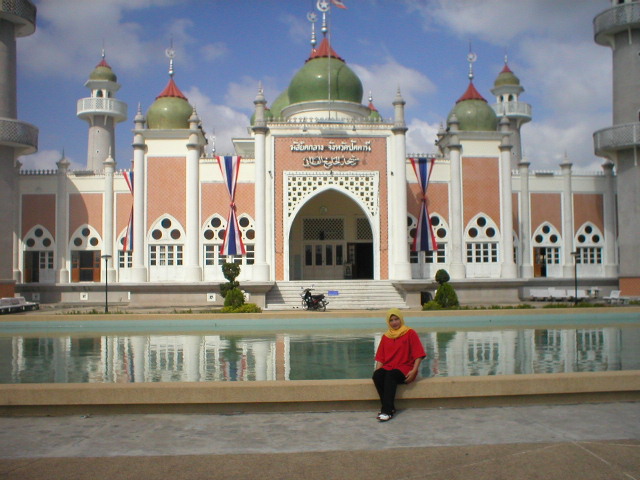Sebuah Negara dengan Masjid di Samping Gereja