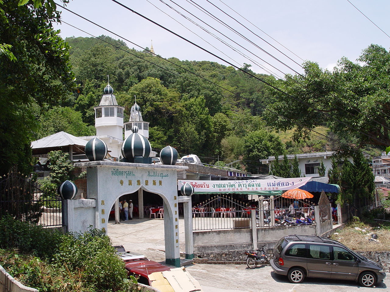 Sebuah Negara dengan Masjid di Samping Gereja