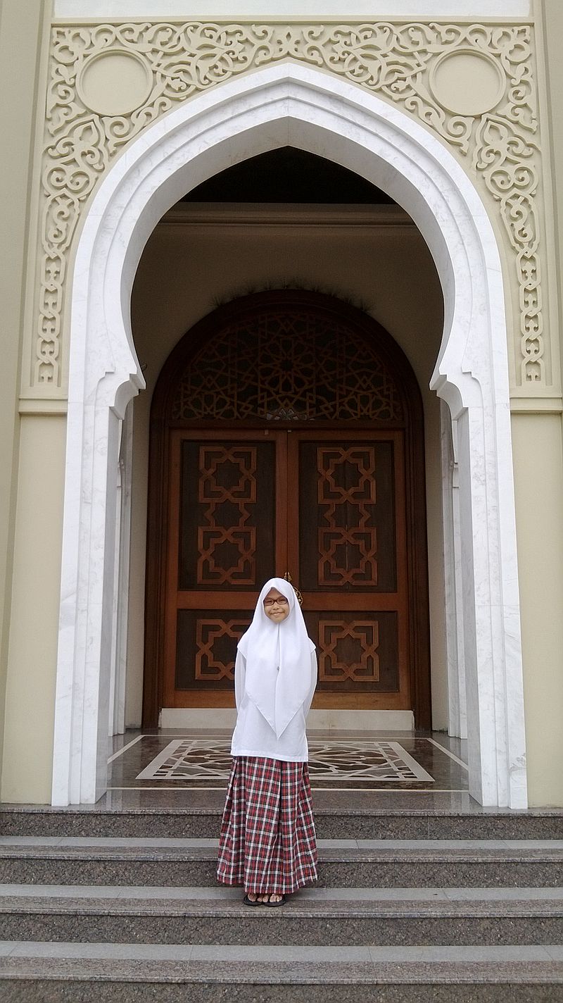 Sebuah Negara dengan Masjid di Samping Gereja