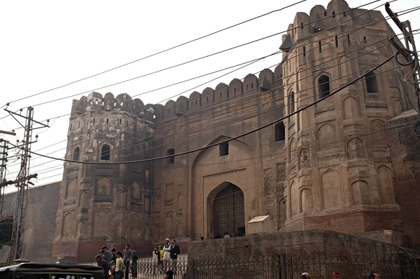 Rekonstruksi Masjid Begum Shahi di Lahore