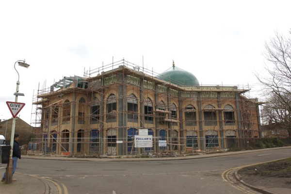 Serangan Seorang Pencuri ke Masjid Peterborough Inggris