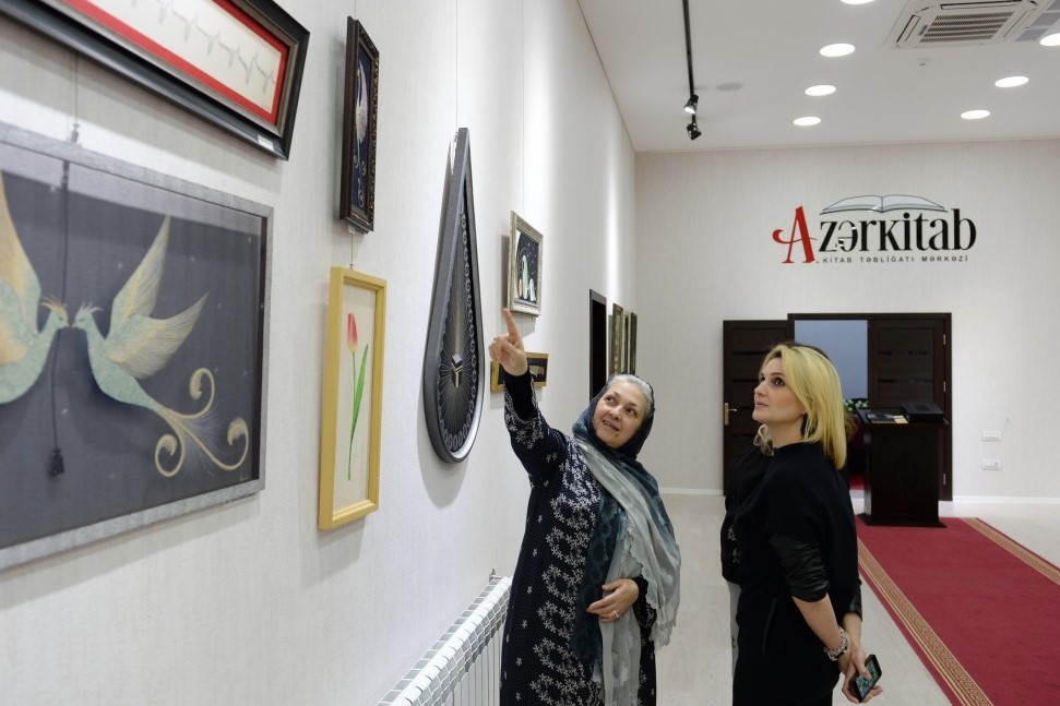 Azerbaijan: Pameran Alquran Tulisan Tangan di atas Kain Sutra