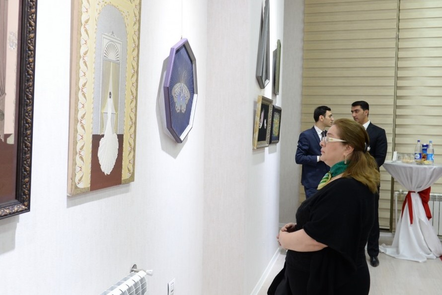 Azerbaijan: Pameran Alquran Tulisan Tangan di atas Kain Sutra