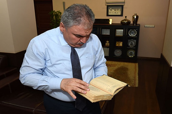 Tunanetra Turki Mempersembahkan Naskah Kuno Al-Quran ke Perpustakaan