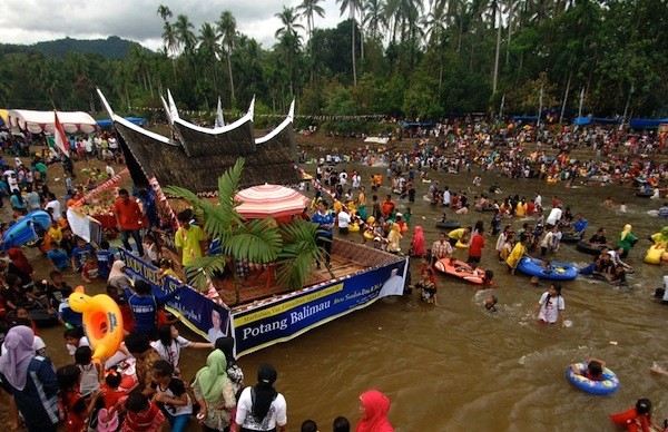 Tradisi-tradisi Ramadhan di Indonesia/ Doa Satu Kelompok dan Perayaan Hari Raya