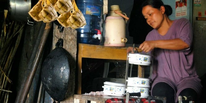 Tradisi-tradisi Ramadhan di Indonesia/ Doa Satu Kelompok dan Perayaan Hari Raya