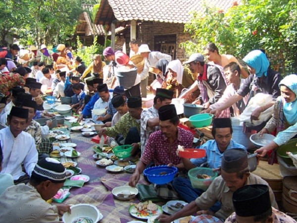 Tradisi-tradisi Ramadhan di Indonesia/ Doa Satu Kelompok dan Perayaan Hari Raya