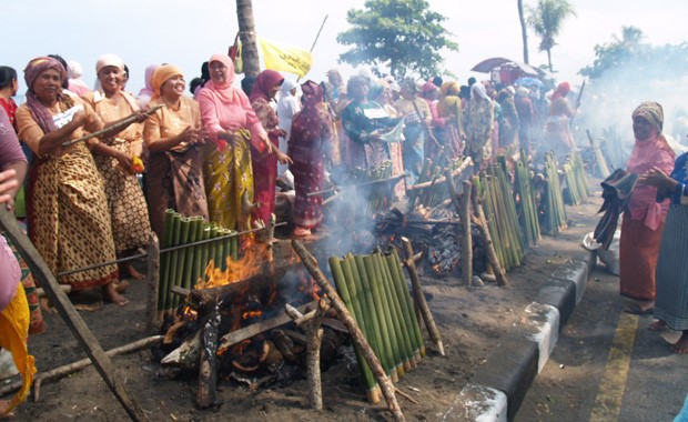Tradisi-tradisi Ramadhan di Indonesia/ Doa Satu Kelompok dan Perayaan Hari Raya