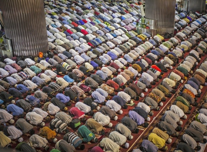 Tradisi-tradisi Ramadhan di Indonesia/ Doa Satu Kelompok dan Perayaan Hari Raya