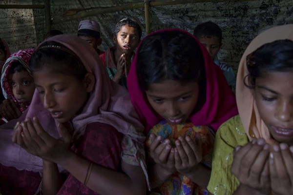 Pembacaan Alquran Anak Laki-lakiKecil Rohingya di Kamp Pengungsian