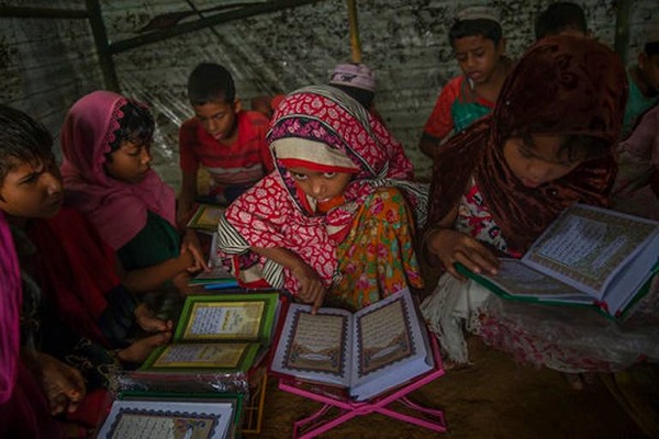 Pembacaan Alquran Anak Laki-lakiKecil Rohingya di Kamp Pengungsian