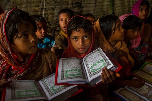 Pembacaan Alquran Anak Laki-lakiKecil Rohingya di Kamp Pengungsian