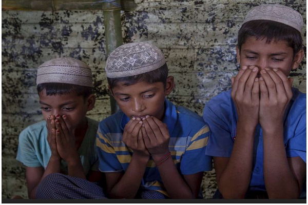 Pembacaan Alquran Anak Laki-lakiKecil Rohingya di Kamp Pengungsian