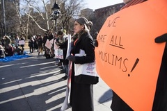 Lingkar Kemanusiaan Sekitar Jamaah Salat dalam Demo Anti Trump oleh Non Muslim