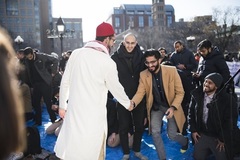 Lingkar Kemanusiaan Sekitar Jamaah Salat dalam Demo Anti Trump oleh Non Muslim