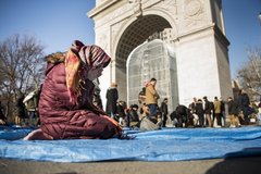 Lingkar Kemanusiaan Sekitar Jamaah Salat dalam Demo Anti Trump oleh Non Muslim