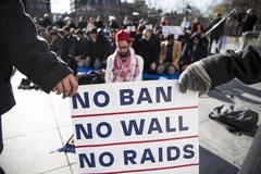Lingkar Kemanusiaan Sekitar Jamaah Salat dalam Demo Anti Trump oleh Non Muslim