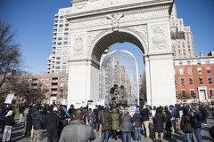 Lingkar Kemanusiaan Sekitar Jamaah Salat dalam Demo Anti Trump oleh Non Muslim