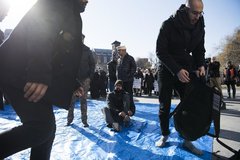 Lingkar Kemanusiaan Sekitar Jamaah Salat dalam Demo Anti Trump oleh Non Muslim