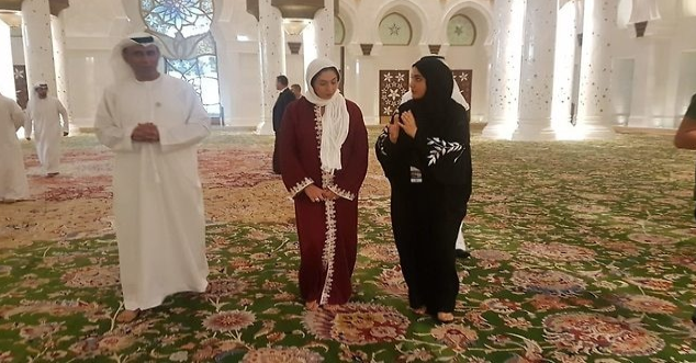 Langkah Jauh Emirat untuk Normalisasi Hubungan dengan Israel / Menteri Zionis di Masjid Abu Dhabi