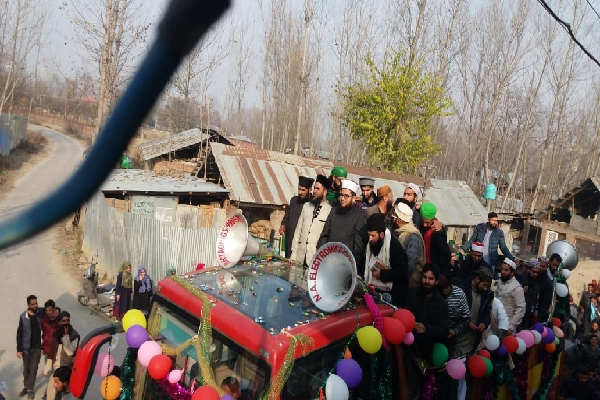 Pawai Muslim Kashmir dalam Perayaan Milad Nabi saw