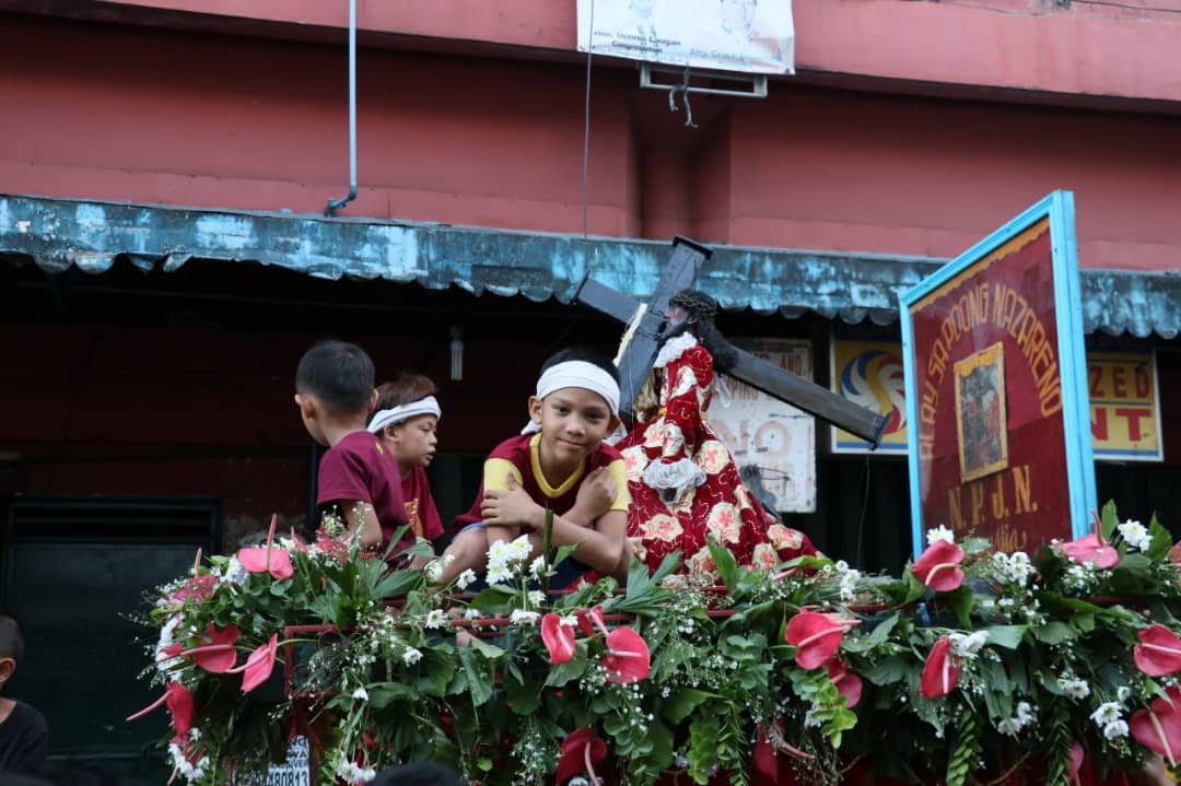 Bertabarruk dengan Patung Al-Masih (as) di Filipina