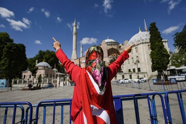 Perubahan Museum Hagia Sophia Menjadi Masjid; Gelombang Kegembiraan Disertai dengan Kritik