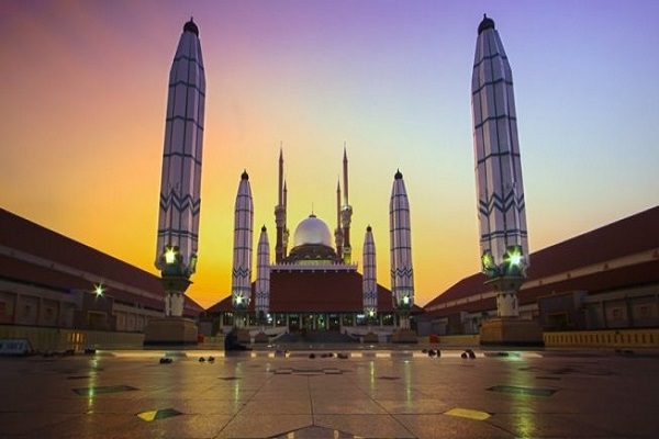 Kemegahan Masjid Agung Semarang MAJT, Paduan Arsitektur Jawa Romawi dan Arab Kemegahan Masjid Agung Semarang MAJT, Paduan Arsitektur Jawa Romawi dan Arab