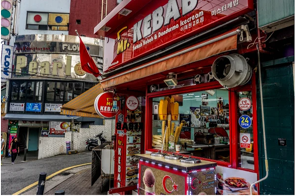 Jalan Islam Seoul; Mulai dari Penyediaan Makanan Halal Hingga Buku-Buku Alquran
