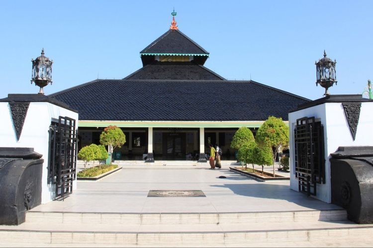 8 Masjid Tertua di Pulau Jawa, Ada yang Usianya 735 Tahun