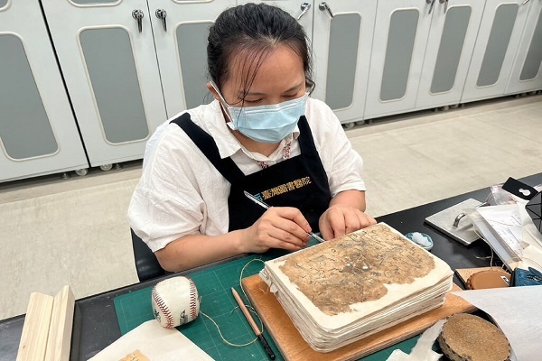 Restorasi Alquran Tulisan Tangan Berusia 500 tahun di Taiwan
