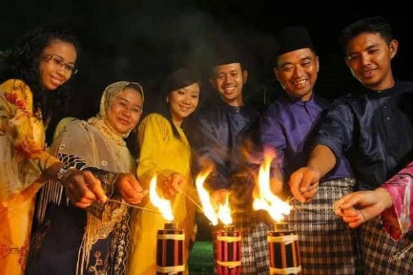 Idul Fitri di Dunia; Dari Menyalakan Api hinggi Mengunjungi Famili Idul Fitri di Dunia; Dari Menyalakan Api hinggi Mengunjungi Famili