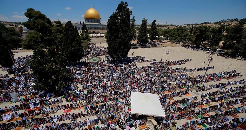 Decine di migliaia di Palestinesi pregano alla moschea al-Aqsa