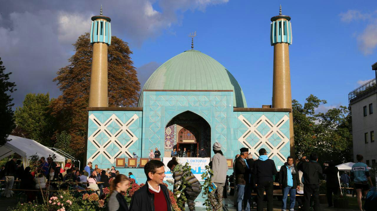 Visitatori di tutti i credi alla Moschea Imam Ali (AS) di Amburgo