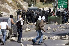 Gerusalemme - 50 studenti sono rimasti feriti o intossicati dai gas lacrimogeni