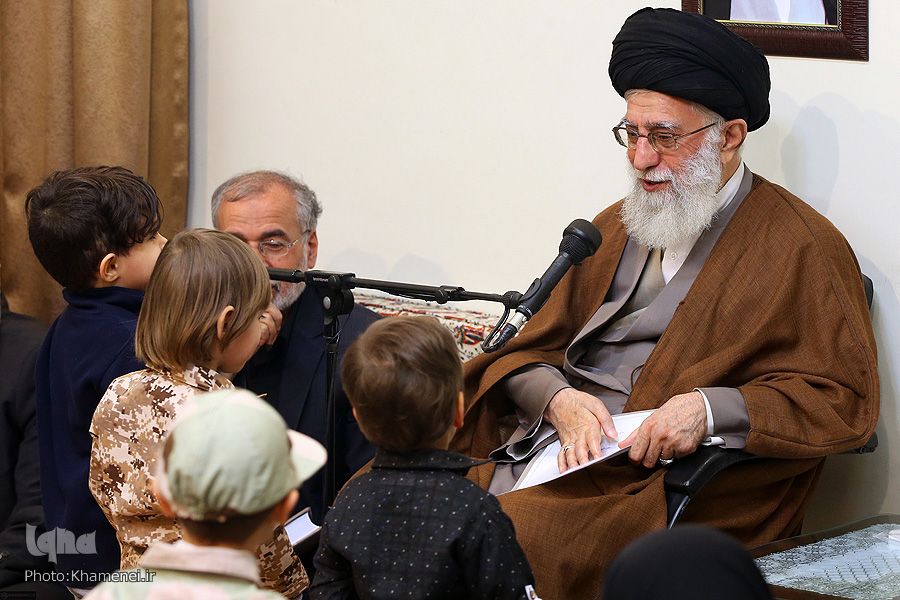 Immagini dell'incontro dall'Imam Seyyed Ali Khamenei con le famiglie di martiri