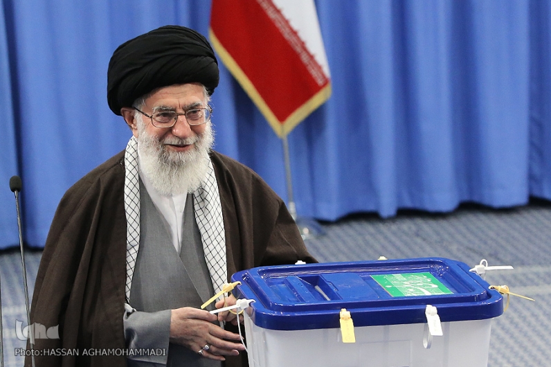 Imam  Khamenei,  tra i primi a votare