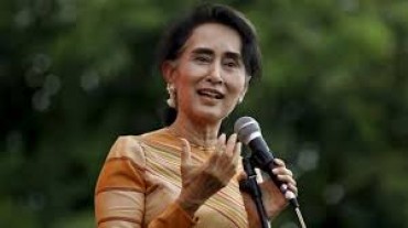 Aung San Suu Kyi perde la pazienza per domanda di giornalista inglese Aung San Suu Kyi perde la pazienza per domanda di giornalista inglese
