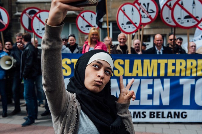 LA RAGAZZA MUSULMANA CHE SFIDA CON UN SELFIE IL CORTEO ANTI-ISLAM IN BELGIO