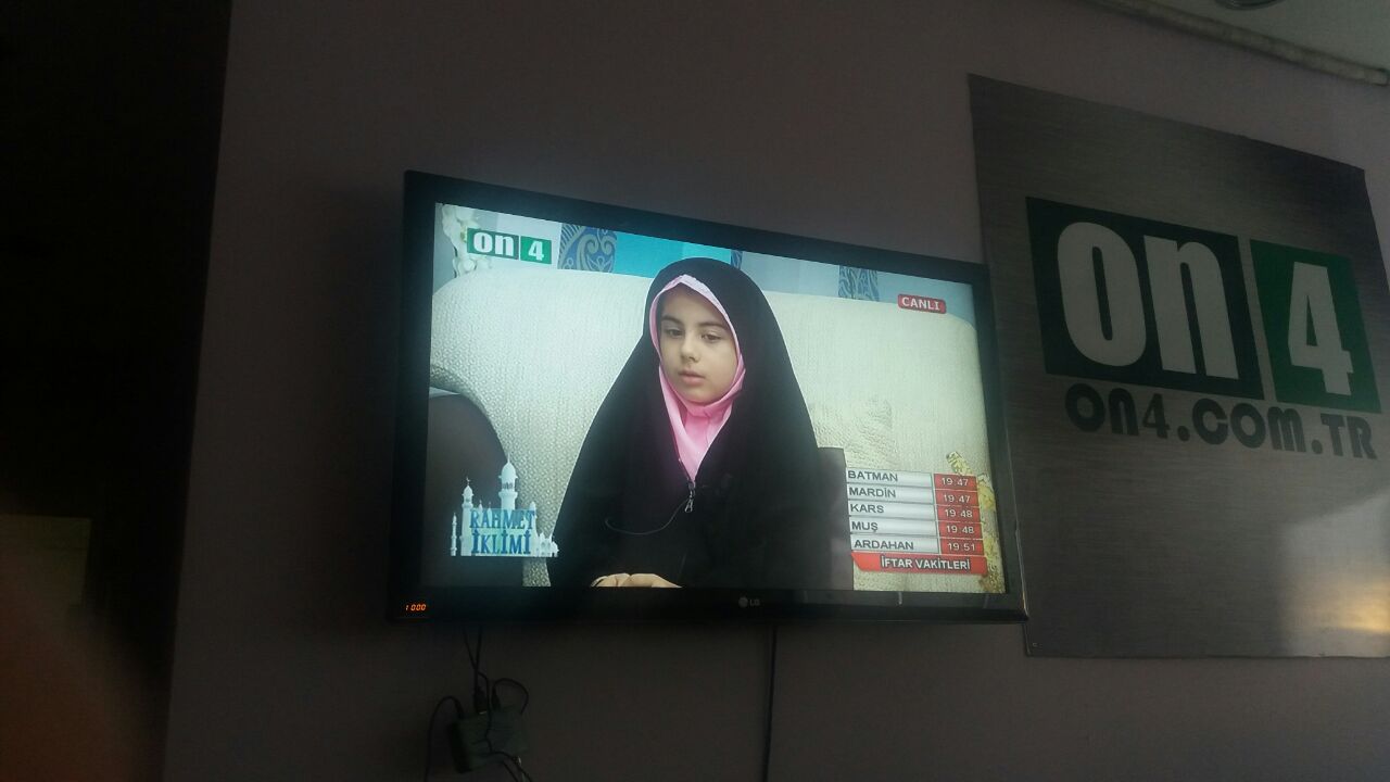 Mohaddeseh,a 7 anni,ospite nelle moschee di Istanbul