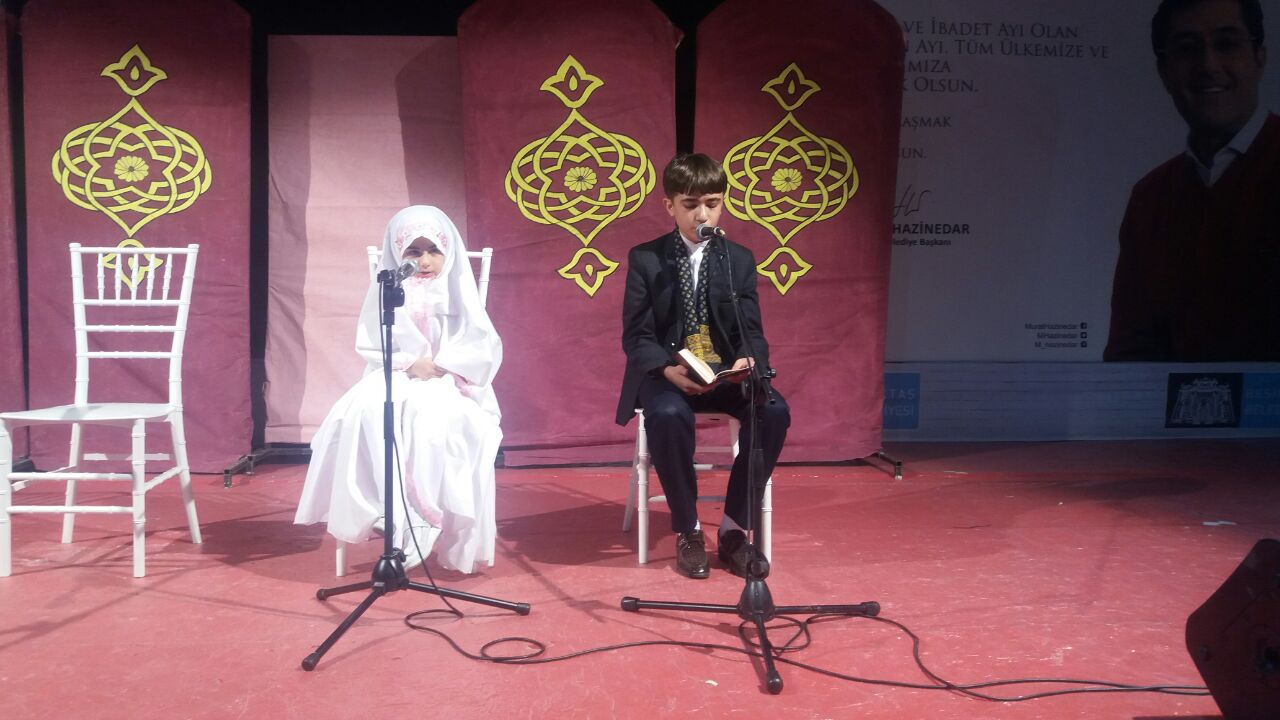 Mohaddeseh,a 7 anni,ospite nelle moschee di Istanbul