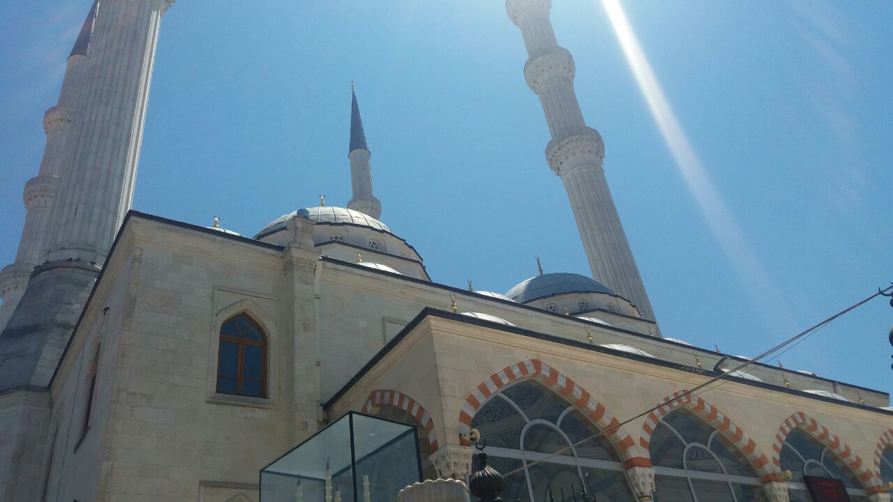 Mohaddeseh,a 7 anni,ospite nelle moschee di Istanbul