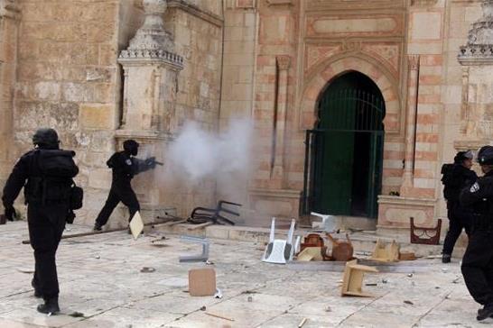 Coloni e soldati israeliani assaltano Al-Aqsa, decine i feriti