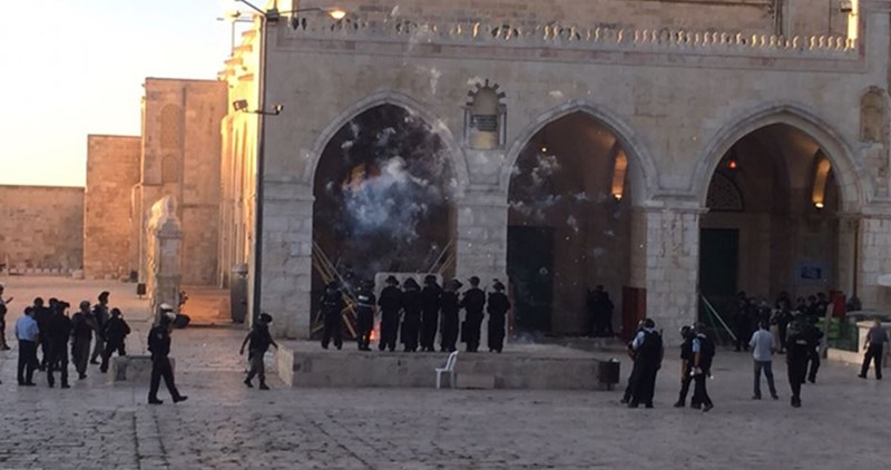 Coloni israeliani invadono il complesso di al-Aqsa