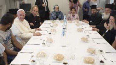Papa Francesco pranza con i rifugiati siriani