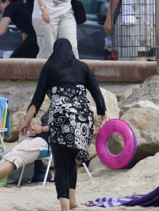 Nizza, obbligata dai poliziotti a togliere il burkini in spiaggia