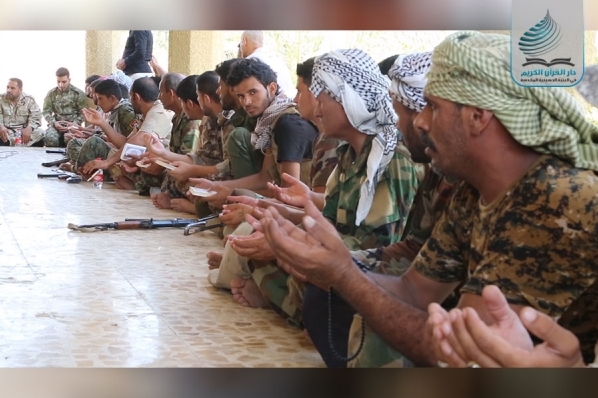 I combattenti anti-Isis recitano il Corano al fronte + FOTO