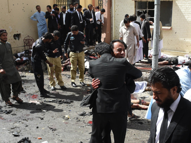 Attacco suicida in moschea, almeno 16 morti in Pakistan