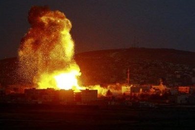 Damasco, Israele bombarda base aerea Mazzè